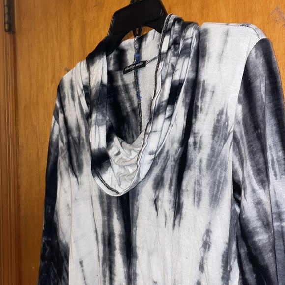 •CHA CHA VENTE•BLACK & GRAY TIE-DYE RAYON/SPANDEX COWL NECK & SHARK BITE BLOUSE - Picture 9 of 9